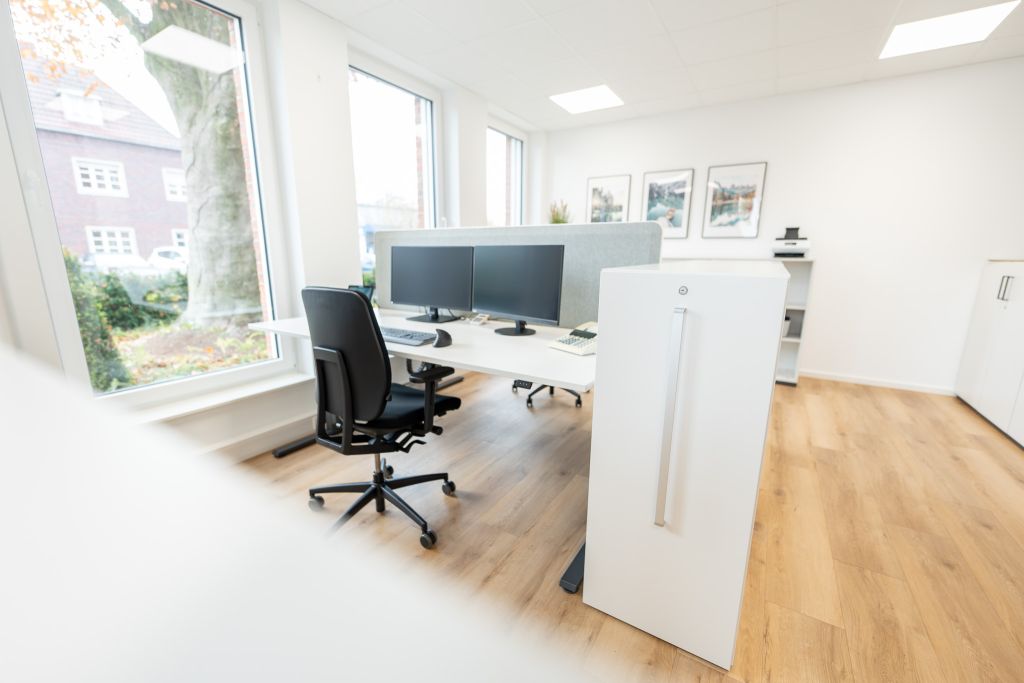 Das abgestimmte Stauraumkonzept verfügt über integrierte Apothekerschränke