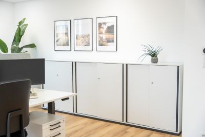 Eine moderne Arbeitsumgebung mit dem perfekten Stauraum