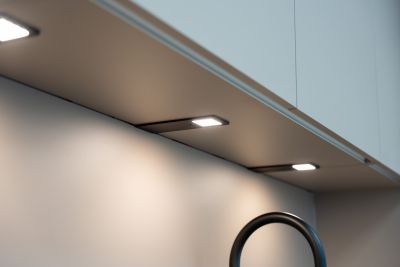 Die Teeküche fügt sich als zentrales Element selbstverständlich in die Raumarchitektur ein