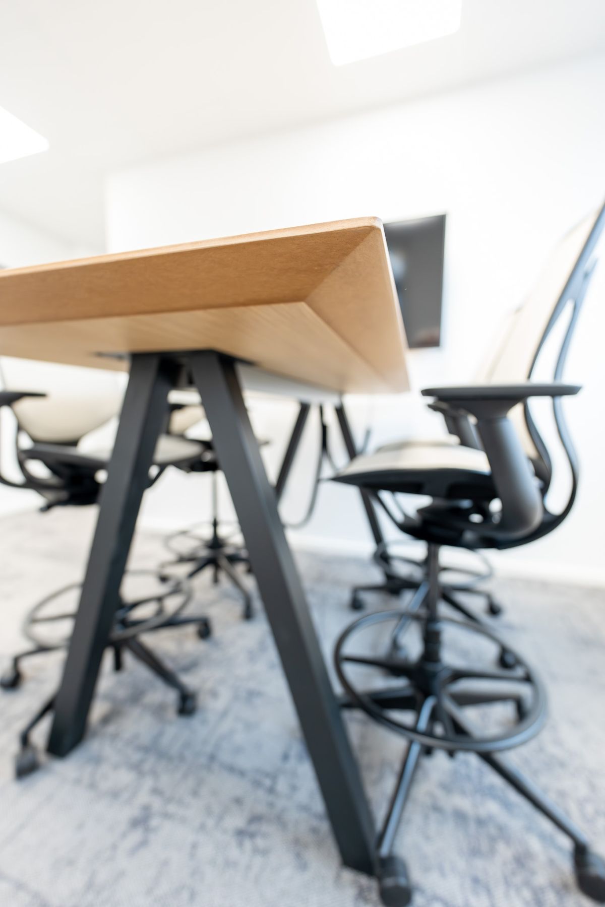 Meetingräume die sowohl für den schnellen Austausch als auch für konzentrierte Besprechungen funktionieren.