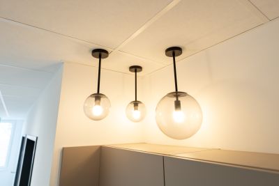 Innovative Beleuchtung rundet die Büroeinrichtung ab