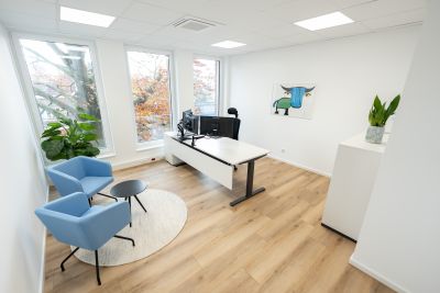 Die offenen und lichtdurchfluteten Arbeitsbereiche sind ergonomisch gestaltet