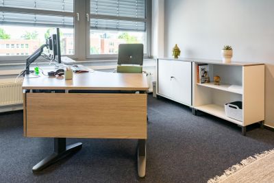 Einrichtungslösung für das Einzelbüro - Winkelarbeitsplatz mit Stauraummöglichkeit