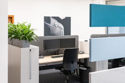 Akustisch wirksame ergonomische Teamarbeitsplätze mit persönlichen Stauraum