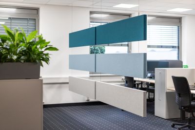 Schwebende Akustikelemente die gleichzeitig als Raumteiler dienen