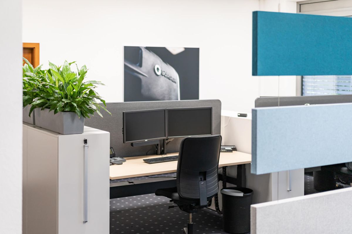 Akustisch wirksame ergonomische Teamarbeitsplätze mit persönlichen Stauraum