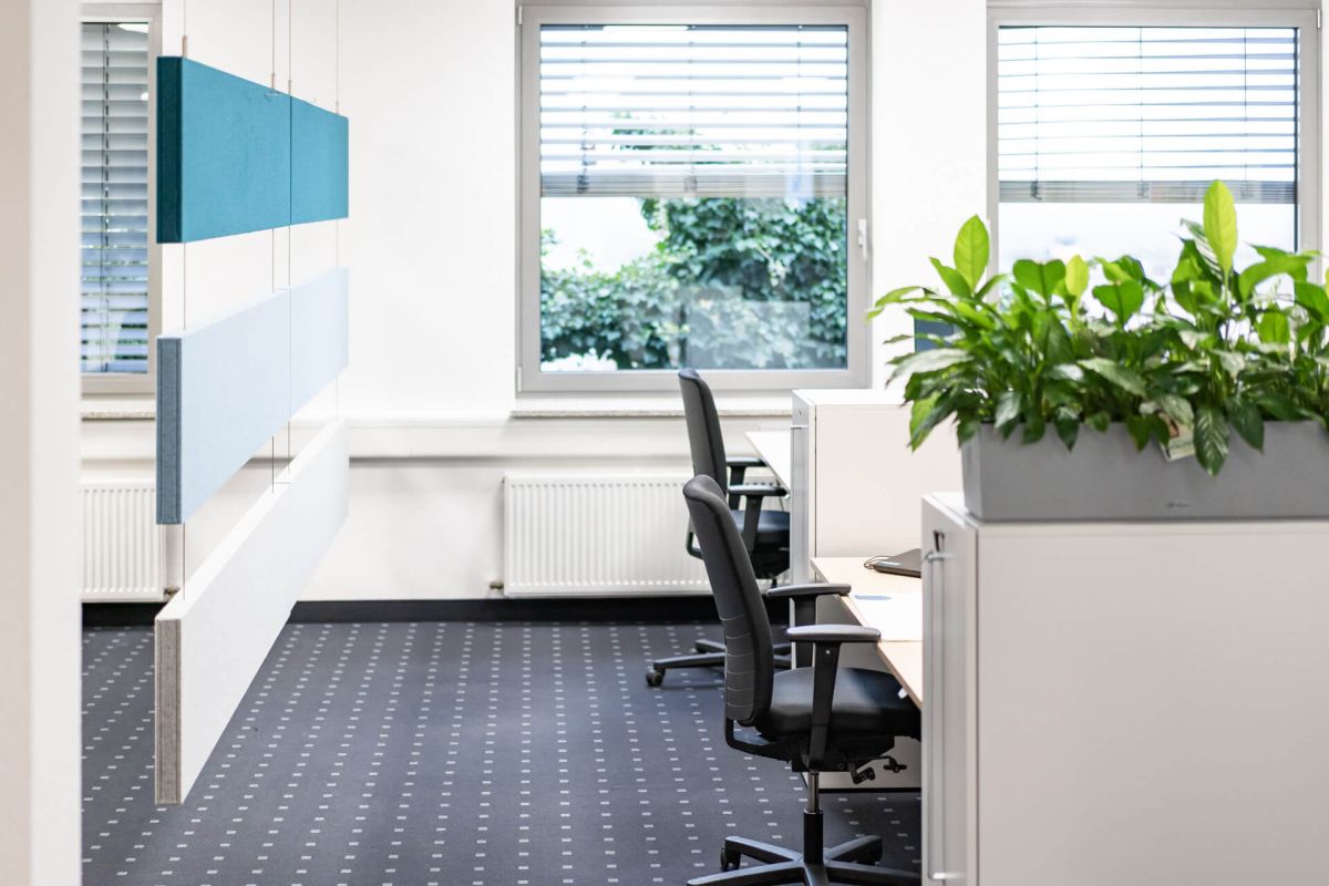 Am Stahldraht befestigte Akustikelemente