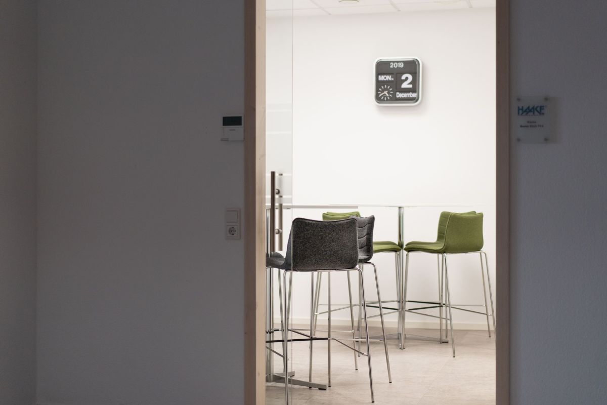 Teeküche mit Stehtische und Barhocker