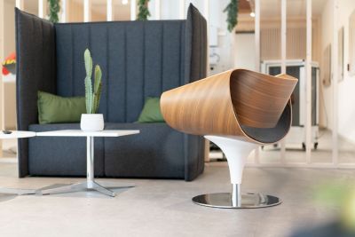 Empfangsbereich mit Highbacksofa, Loungesessel und Beistelltisch