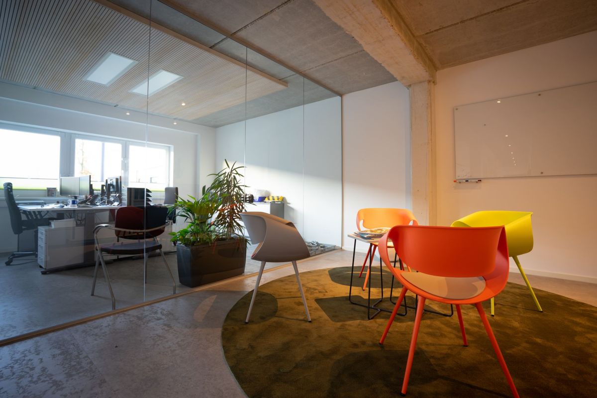 Doppelarbeitsplatz hinter Glasfront