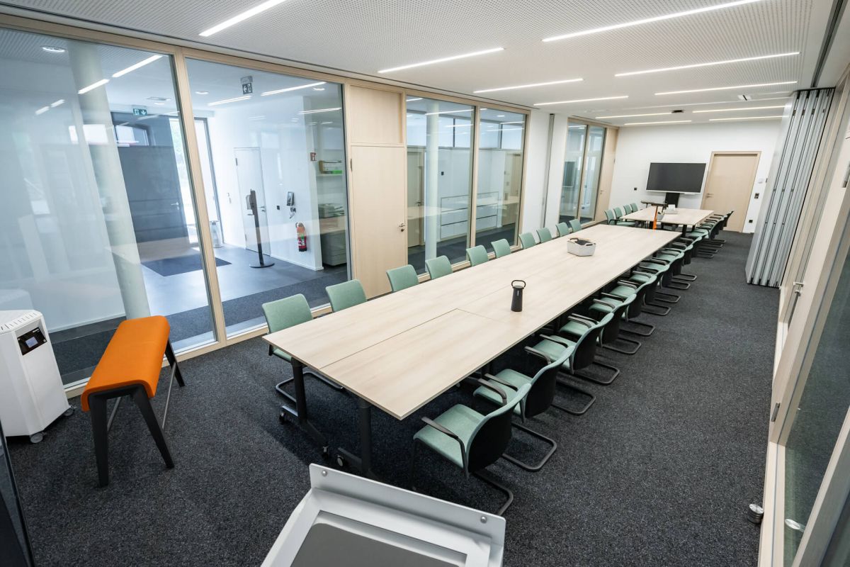 Großzügige und moderne Konferenzraumlösung