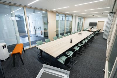 Großzügige und moderne Konferenzraumlösung