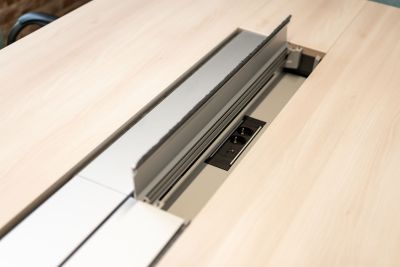 Konferenztischplatte mit integrierte Strom- und Datenanschlussklappe