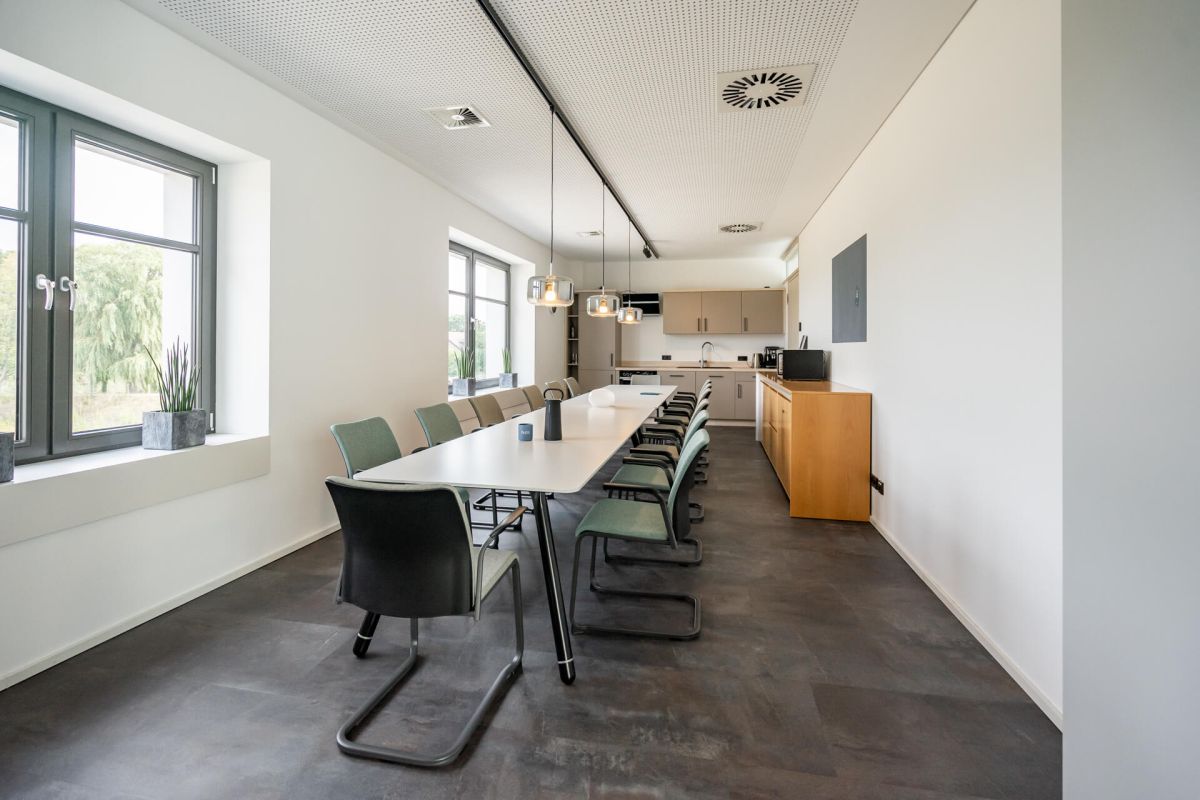 Großzügig gestaltete Bistroküche