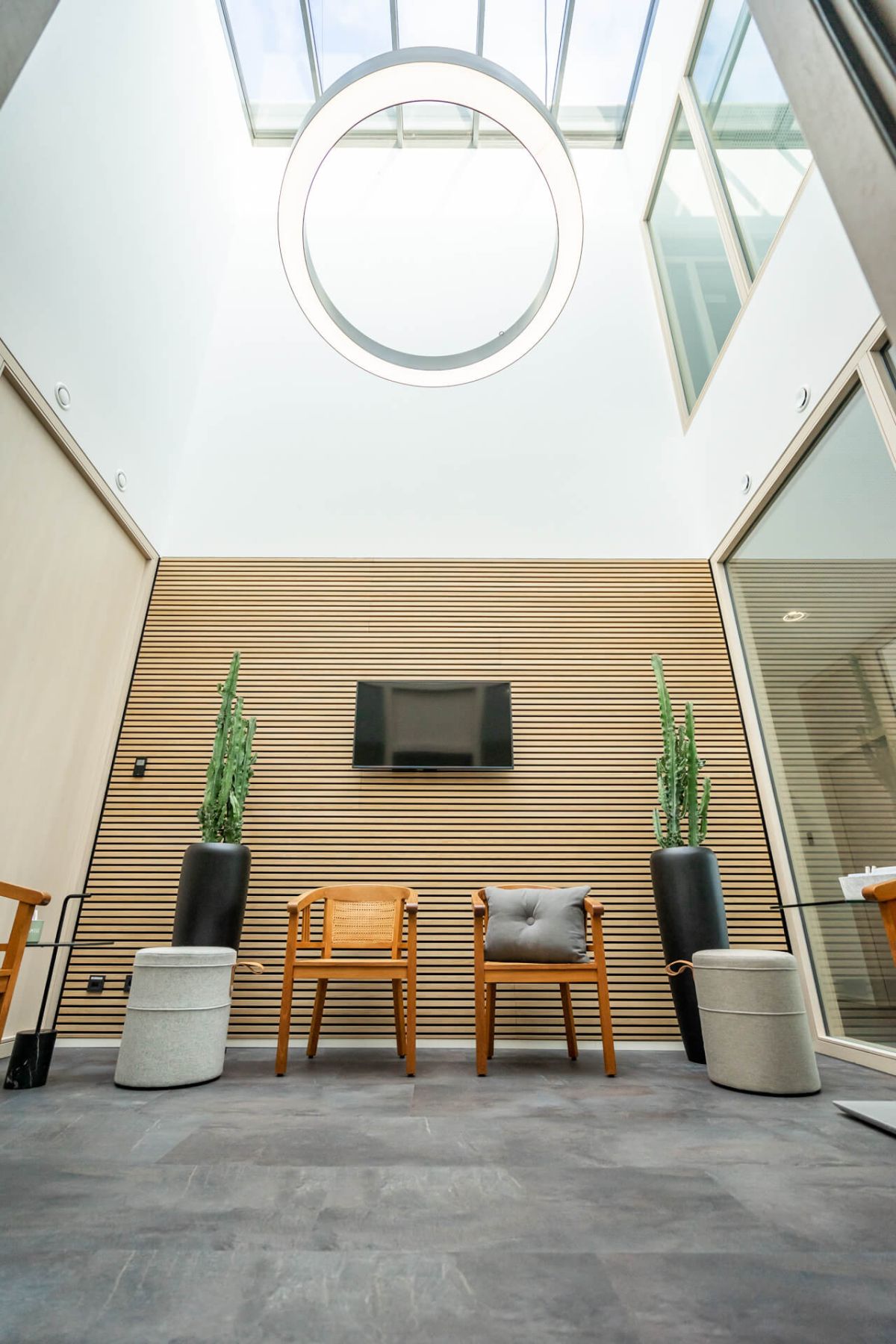 Mit schallabsorbierenden Paneelen wird eine moderne und natürliche Umgebung geschaffen, die dazu eine optimierte Raumakustik bietet