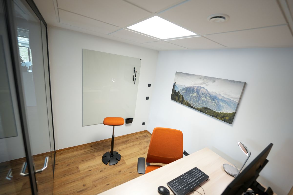 Modern, zeitgemäß und ergonomisch - Höhenverstellbarer Arbeitsplatz