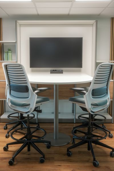 Dynamischer Meetingbereich mit modernster Medienunterstützung
