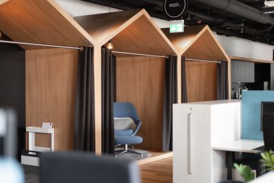 Arbeitsorte zum Besprechen, fokussierten Arbeiten oder als Rückzugsmöglichkeit