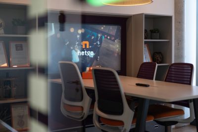 Ergonomische Bürodrehstühle bieten optimale Bedingungen sowohl für kurze als auch längere Besprechungen.