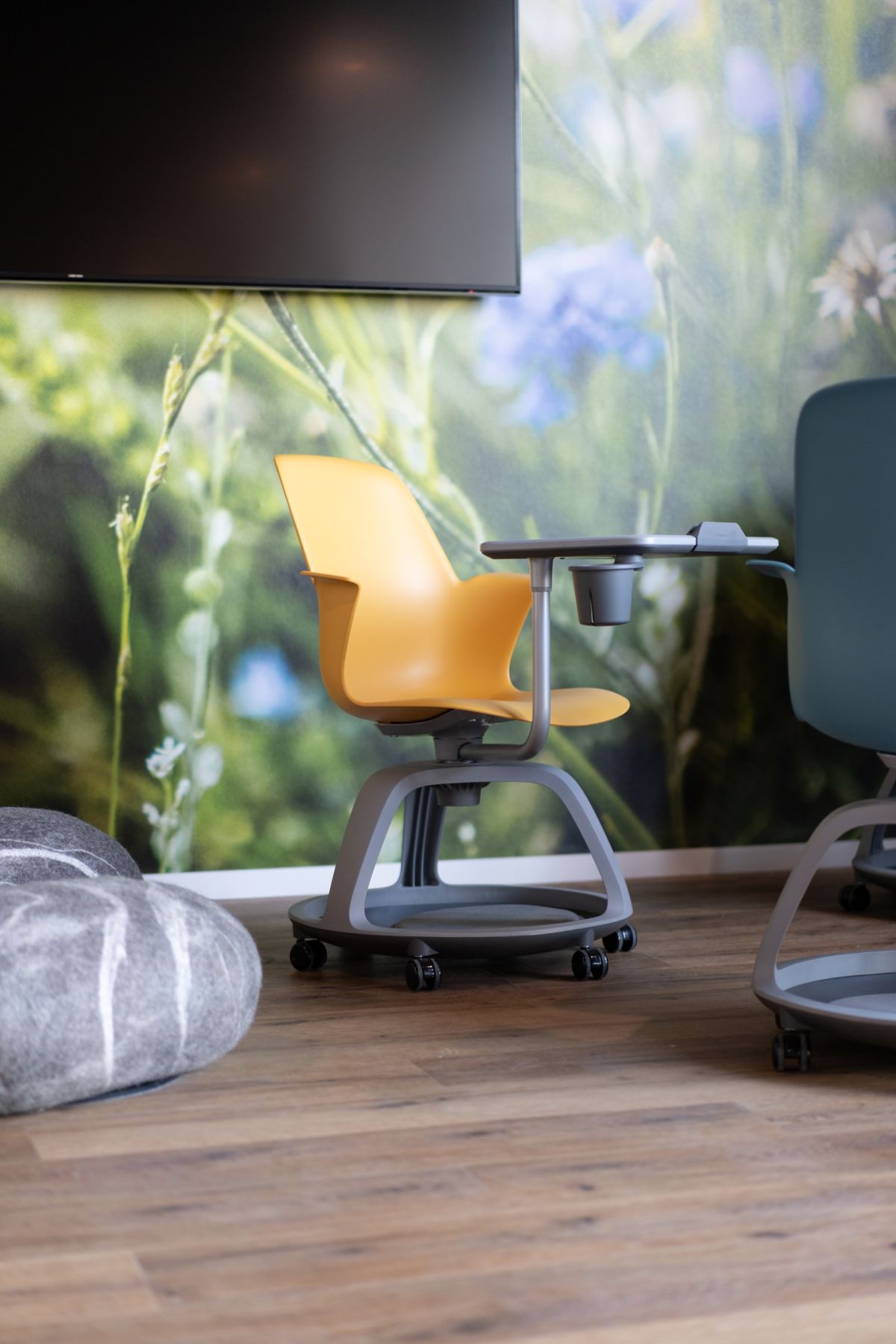 Schulungsraumösung mit flexiblen Seminarstühlen die on top persönlichen Stauraum bieten.