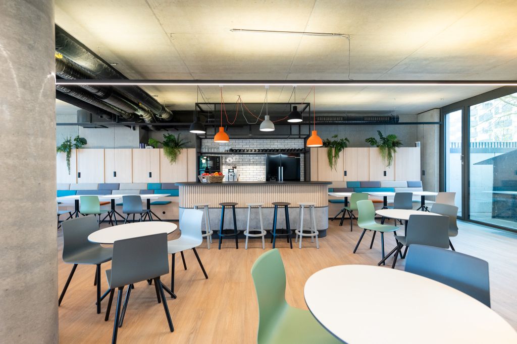 Ein hochmodernes Work Café mit vielfältigen Sitzmöglichlkeiten