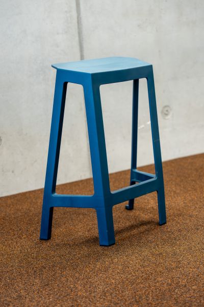 Locker auf dem Barhocker für den bestmöglichen, kreativen Austausch