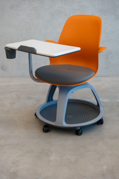 Hochmoderner Schulungsraum ausgestattet mit rollbaren Seminarstühlen