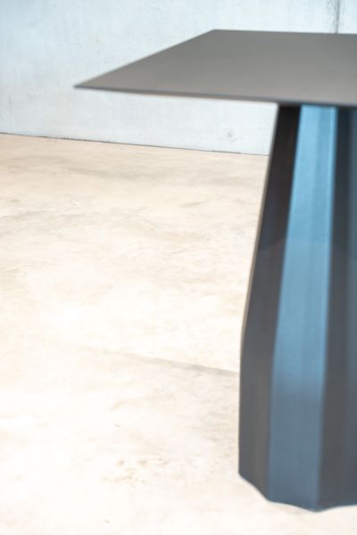 Hochwertiger und flexibler Tisch. Eine ideale Verbindung von Modernität und Innovation