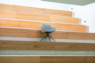 Ein Loungstuhl der eine bequeme und vielseitige Sitzgelegheit bietet