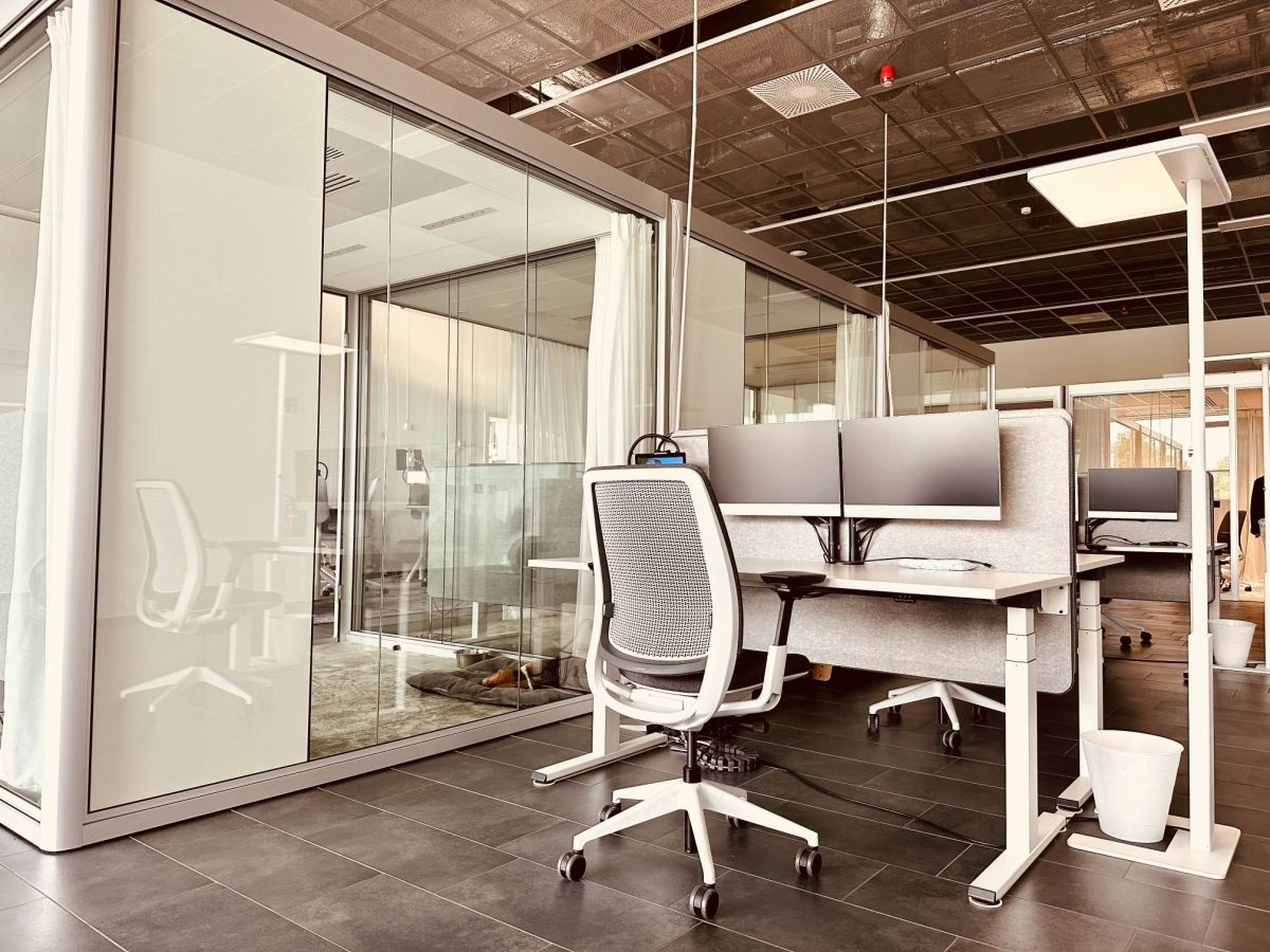 Akustisch wirksame Work Cubes mit vollausgestatteten, ergonomischen Arbeitsplätzen für konzentriertes arbeiten