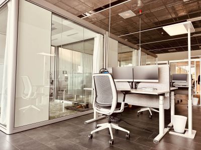 Akustisch wirksame Work Cubes mit vollausgestatteten, ergonomischen Arbeitsplätzen für konzentriertes arbeiten