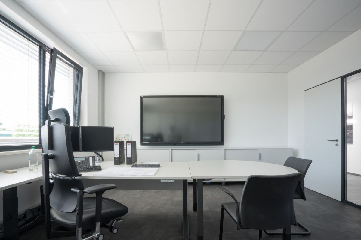 Einzelbüro mit Besprechungsmöglichkeit, Stauraum und digitale Medientechnik