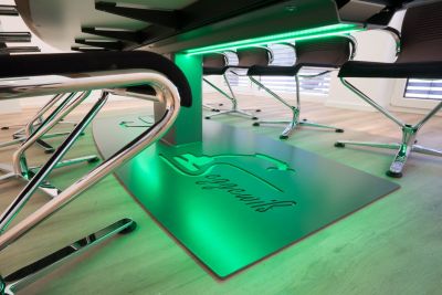 Firmenlogo in Konferenztischfussplatte gelasert