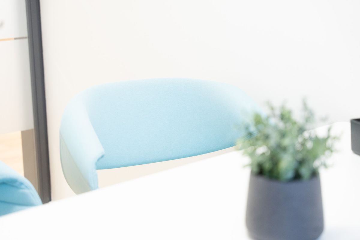 Designstuhl mit vielseitigen Nutzungsmöglichkeiten