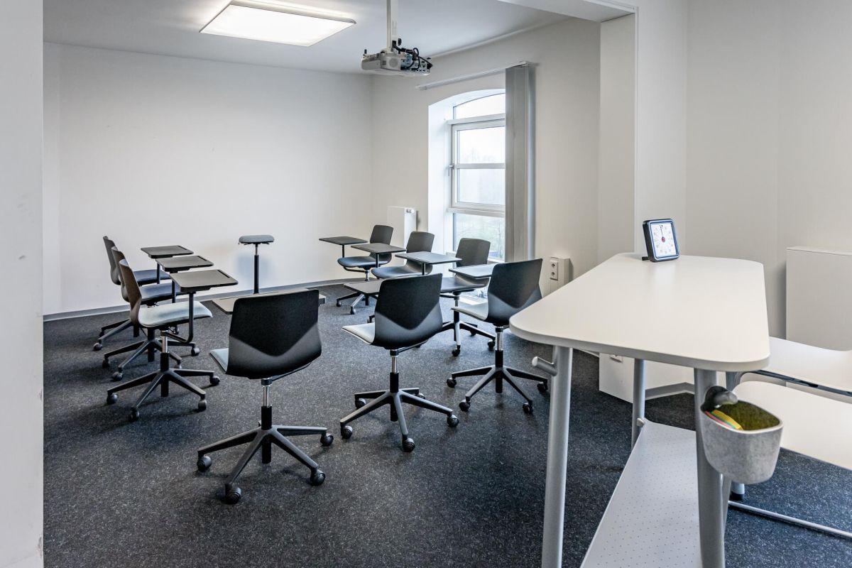 Flexibles und modernes Mobiliar für aktives lernen duch rollbare Seminarstühle