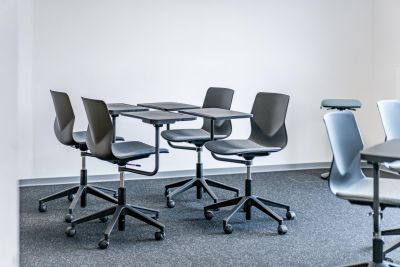 Seminarstühle mit Schreibtablar