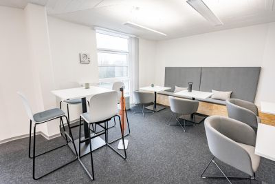 Ein vielseitiger Schulungsraum mit unterschiedlichen Settings und mobilen Stromversorgungen