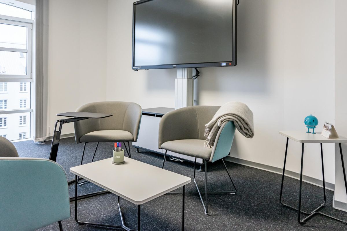 Moderne schlanke Loungesessel mit Beistelltisch