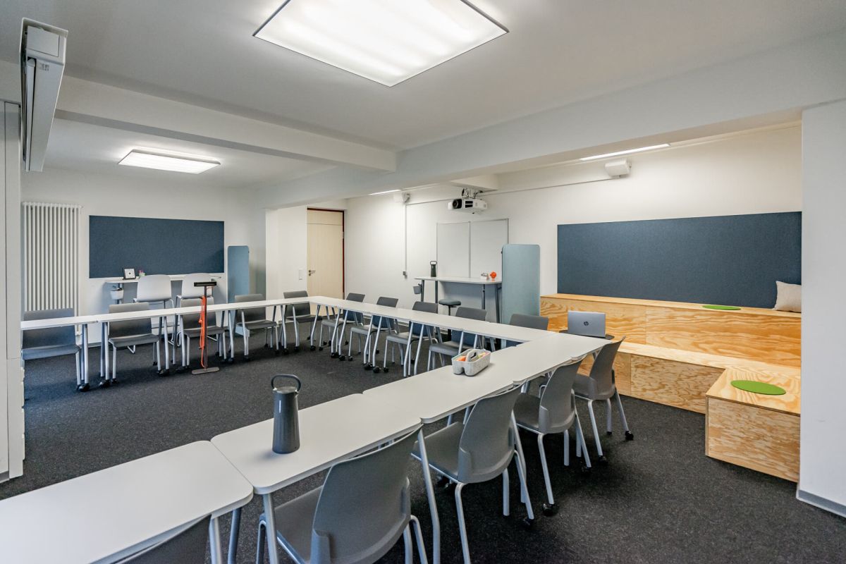 Moderne und flexible Seminarraumlösung mit mobilen Tischen und Stühlen