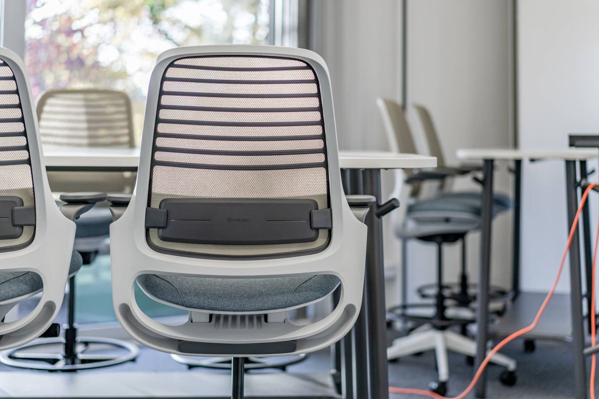 Flexibel einsetzbarer Schalterstuhl