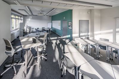 Schulungsraum mit mobilen Einzeltischen in Sitzhöhe und rollbaren Stühlen